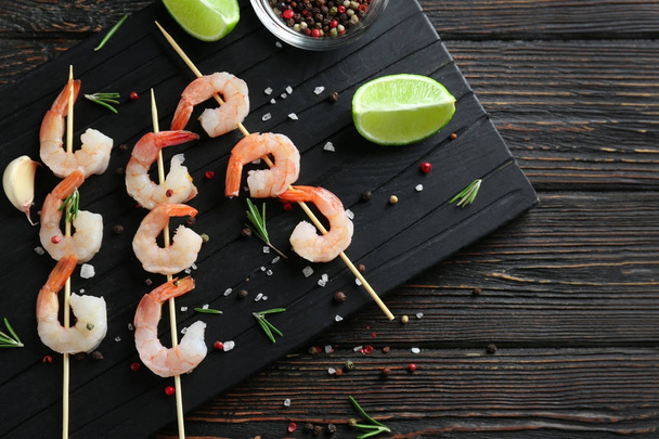 Delicious shrimp skewers  - Foto, imagen
