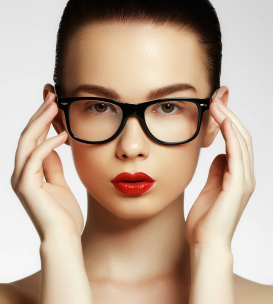 Schönheit sexy Mode Modell Mädchen mit Brille, isoliert auf weißem Hintergrund. schöne junge brünette Frau mit trendigen Accessoires. Modemodell in Brille. Mode und Accessoires - Foto, Bild