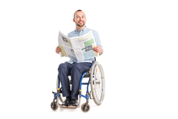 άνδρας σε αναπηρικό καρότσι με Εφημερίδα - Φωτογραφία, εικόνα