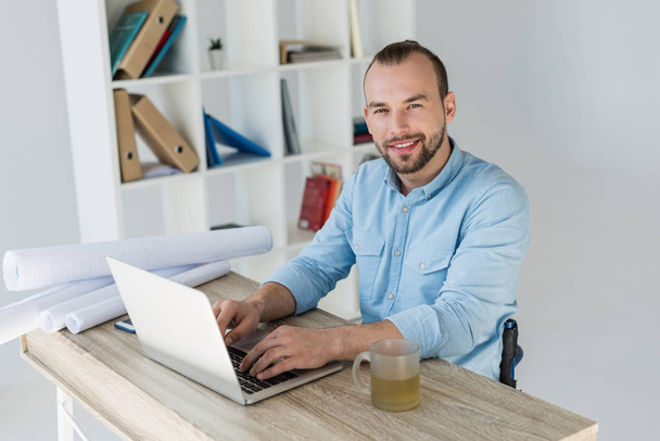 businessman working with laptop - Φωτογραφία, εικόνα
