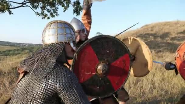 Μεσαιωνικό πολεμιστές των Βίκινγκς αγωνίζονται κατά τη διάρκεια επίθεσης. Γκρο πλαν - Πλάνα, βίντεο