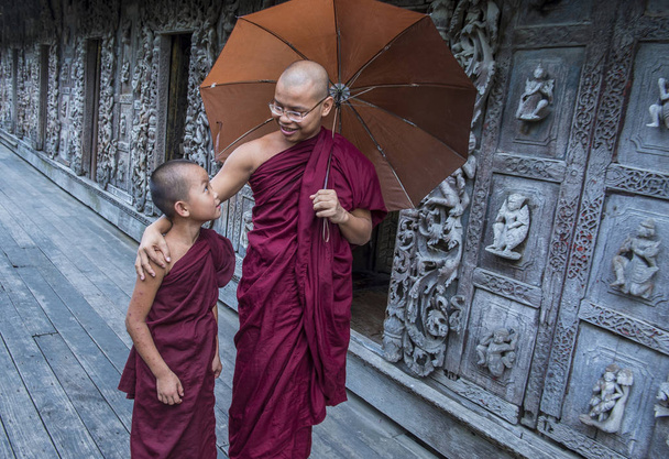 Ченці в Shwenandaw монастир в Mandalay, М'янмі - Фото, зображення