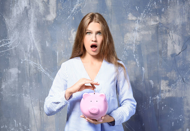 young woman with piggy bank - Foto, afbeelding