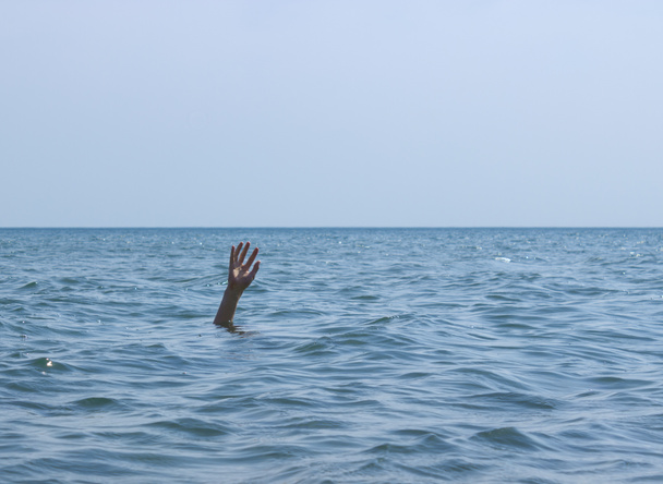 sarhoş adam deniz suda boğulur ve hiç kimse yardımcı olur - Fotoğraf, Görsel
