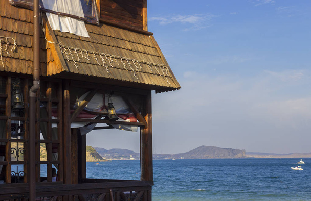 海、美しい風景、ビューによって木造のカフェ - 写真・画像