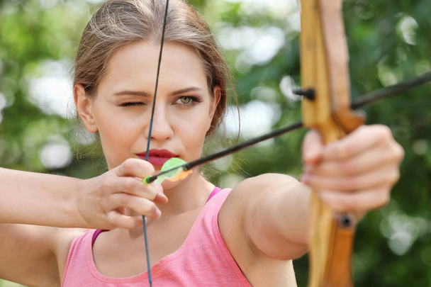 woman practicing archery   - Φωτογραφία, εικόνα