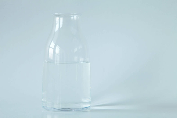 Vidrio de agua aislado sobre fondo blanco
 - Foto, imagen