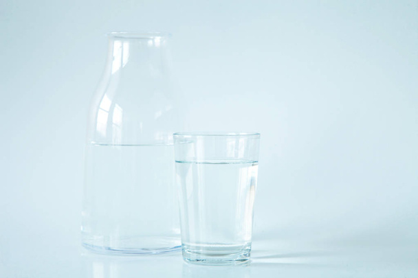 Vidro de água isolado no fundo branco
 - Foto, Imagem