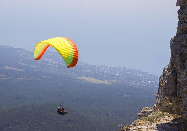 sporcu Yamaçparaşütü gökyüzünde uçar. Yamaç paraşütü spor tehlikeli - Fotoğraf, Görsel