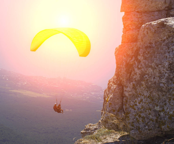 sportsman flies paraglider in the sky. Paragliding sport dangerous - Photo, Image