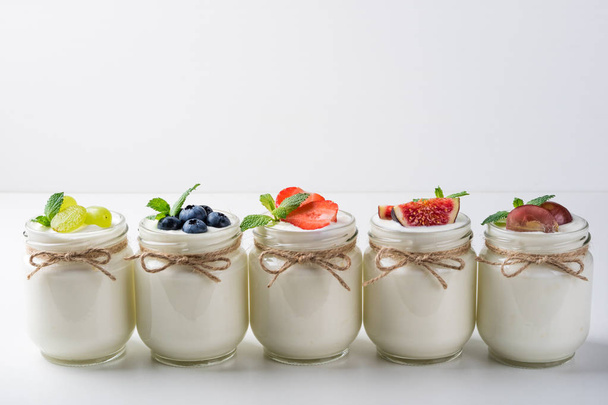 frischer Joghurt mit Beeren im Glas. gesundes Essen, Ernährung und Frühstückskonzept - Foto, Bild