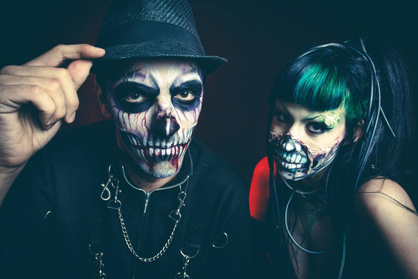 Halloween gruselig Cyber-Skelett Frau und Mann mit Hut Studio - Foto, Bild