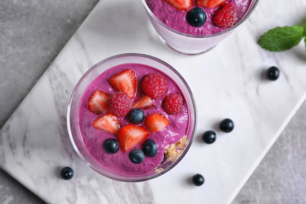 breakfast with delicious acai smoothie - Foto, afbeelding