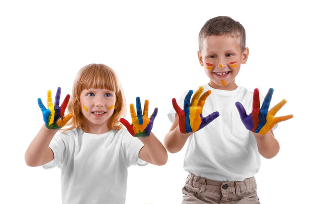 Crianças bonitos com tinta no rosto e mãos contra fundo branco
 - Foto, Imagem