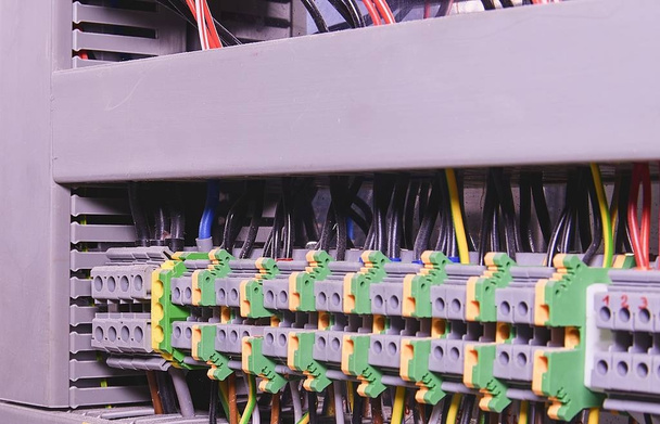 Conectores de cableado o bloque de terminales para equipos electrónicos industriales
. - Foto, imagen