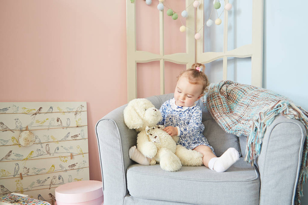 クマの人形のための家で遊ぶ女の子 - 写真・画像