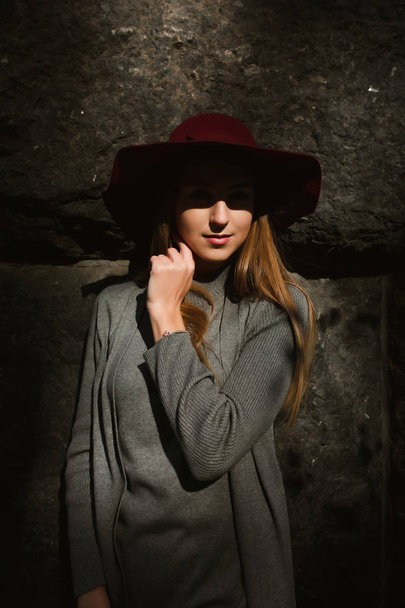 Retrato de modelo loira elegante vestindo vestido cinza quente e
 - Foto, Imagem