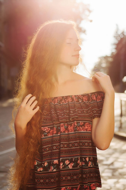 Sensual modelo de pelo rojo joven con pecas. Mujer con s desnuda
 - Foto, Imagen