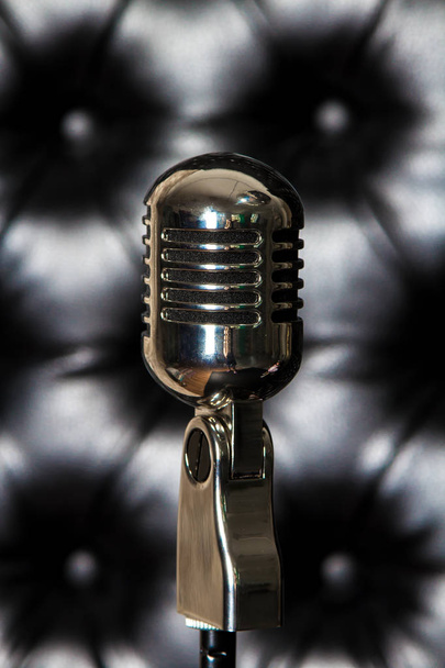 Microfone vintage no luxo, fundo de couro preto
 - Foto, Imagem