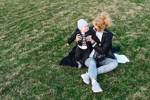 jong meisje en kind op groen gras - Foto, afbeelding
