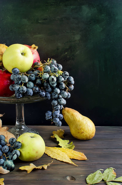 Fresh autumn fruits - pomegranate, pears, grapes and apples - Fotoğraf, Görsel