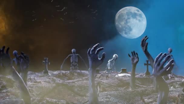 Ein Zombie greift zu und klettert auf einem Friedhof zu Halloween aus dem Boden - Filmmaterial, Video