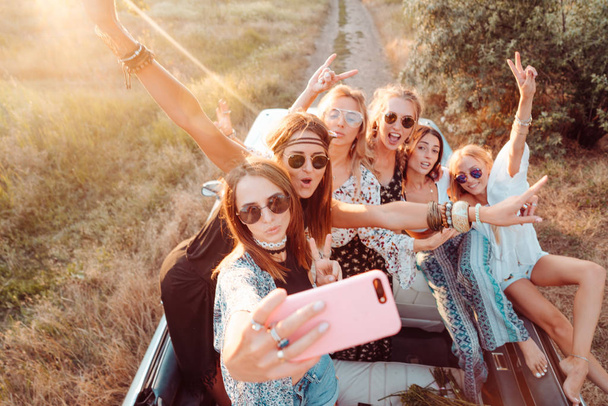 Έξι όμορφα κορίτσια κάνουν selfie - Φωτογραφία, εικόνα