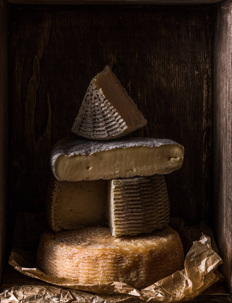 Wooden box with different types of home cheese - Foto, Bild