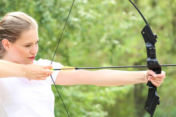 woman practicing archery   - 写真・画像