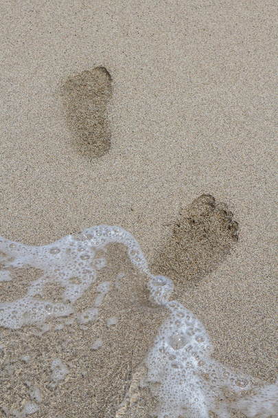 Сліди у вологому піску пляжу, крупним планом
 - Фото, зображення