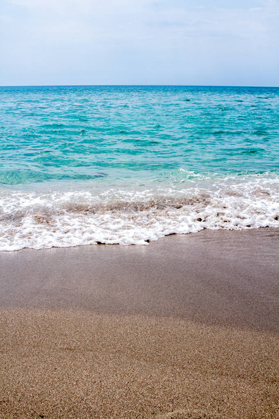 Praia bonita e ondas de aqua, areia limpa, mar calmo
 - Foto, Imagem