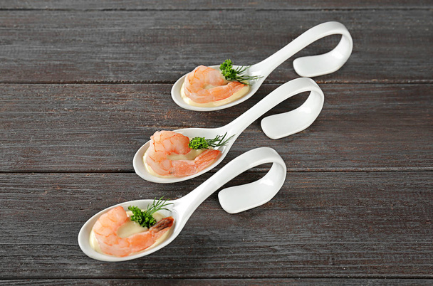 Spoons of white sauce and shrimps - Φωτογραφία, εικόνα