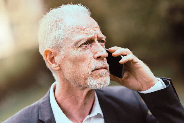 Volwassen man aan het praten op mobiele telefoon - Foto, afbeelding