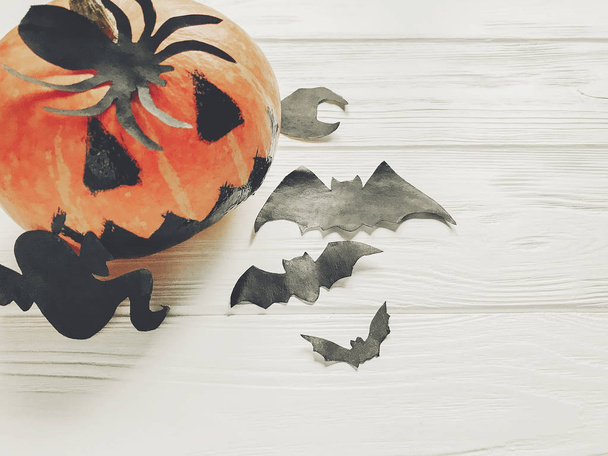 Halloween. calabaza linterna jack con murciélagos fantasma bruja y araña
 - Foto, imagen