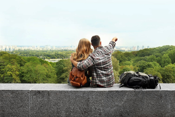 Happy young tourists admiring beautiful view outdoors - Foto, Bild