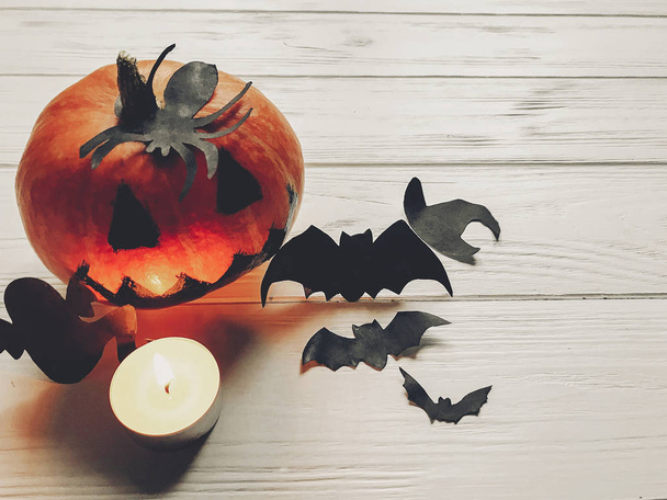 Halloween. Spooky hefboom lantaarn pompoen met ghost vleermuizen en spider - Foto, afbeelding