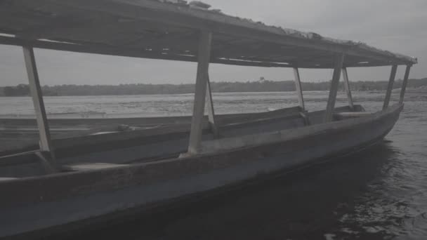 Kánoe kotvící v přístavu Sao Gabriel da Cachoeira - Amazon - Záběry, video