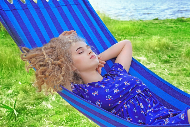 Piękna młoda kobieta relaksuje się w hamaku na świeżym powietrzu - Zdjęcie, obraz