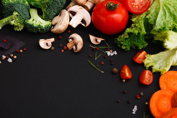 Un montón de verduras frescas sobre fondo negro con espacio para copiar
 - Foto, Imagen