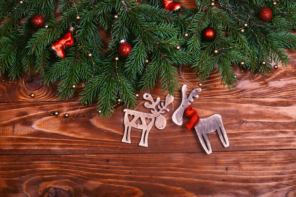 Kerstmis achtergrond. Spar kerstboom met decoratie op grunge achtergrond met kopie ruimte - Foto, afbeelding