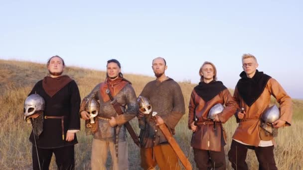 Vikingek portréja állandó, a kard és a sisak a kezében. - Felvétel, videó