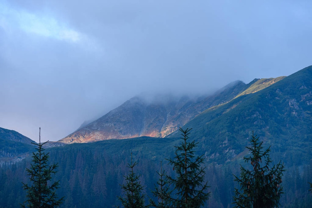 Pohled na vrchol hory Tatra na Slovensku v slunečný den - Fotografie, Obrázek