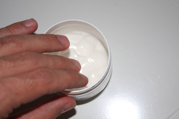 Luxusní kosmetické ošetření obličeje hydratační rozmazaný bílý krém pro starší pokožku - Fotografie, Obrázek