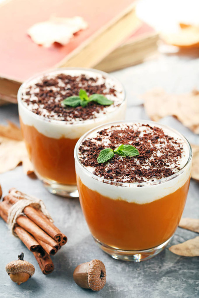 Pumpkin smoothie in glasses with cinnamon  - Foto, Imagen