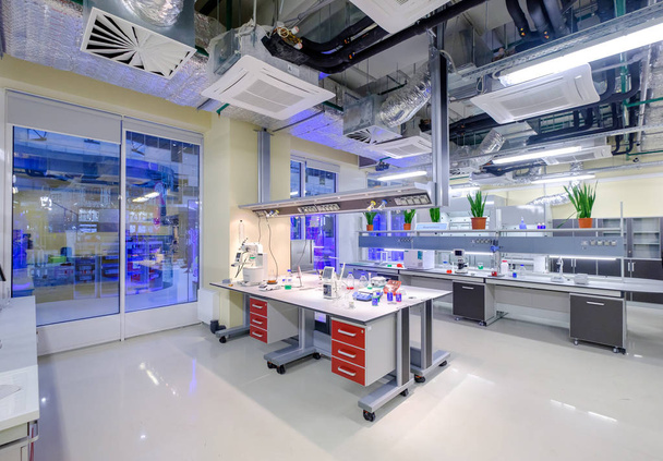 Interior de laboratorio científico moderno en Skolkovo Technopark
 - Foto, Imagen