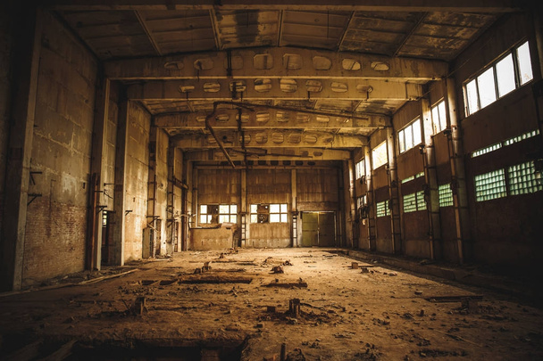 Εγκαταλελειμμένα βιομηχανικά αποθήκη ανατριχιαστικό μέσα σε παλιό κτίριο εργοστασίου σκούρο grunge - Φωτογραφία, εικόνα