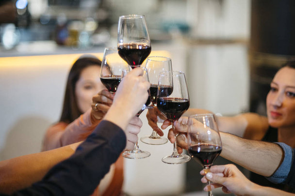 friends toasting with wine - Zdjęcie, obraz