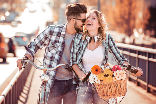 自転車で歩くカップル - 写真・画像
