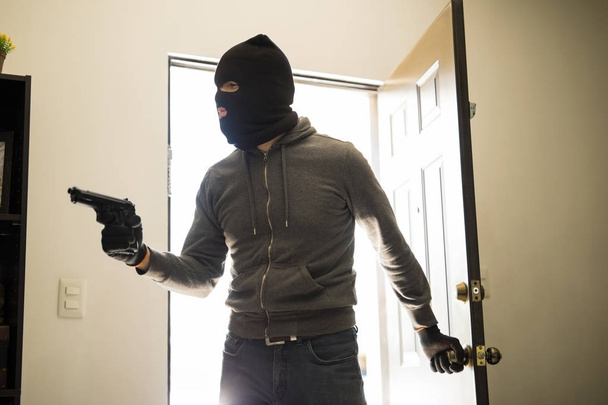Mann überfällt Haus mit Waffe - Foto, Bild