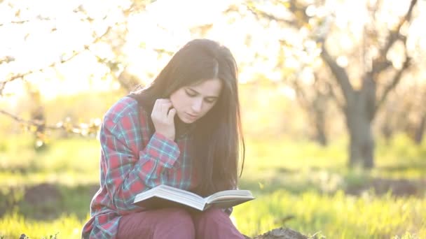 student woman with book - Кадри, відео